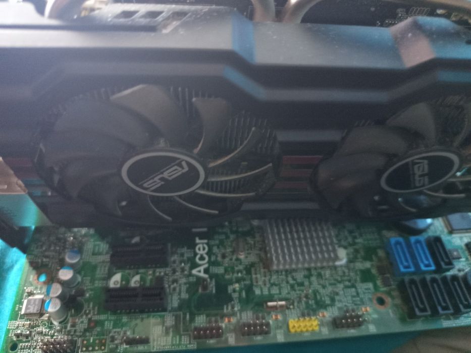 Vând placa de bază DDR3