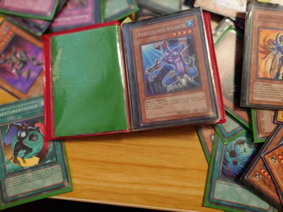 Cutie plina de cartonase YU-GI-OH - 237 cartonase