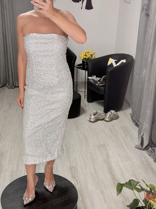 Елегантна рокля в бяло с естествену пера