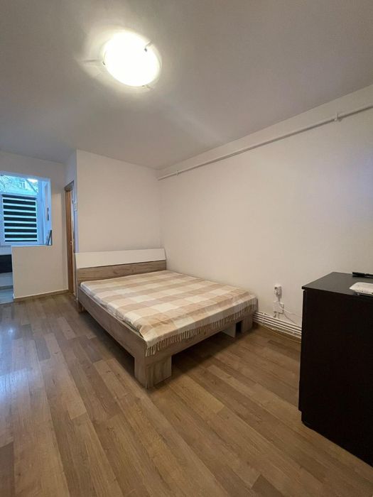 Închiriez garsoniera