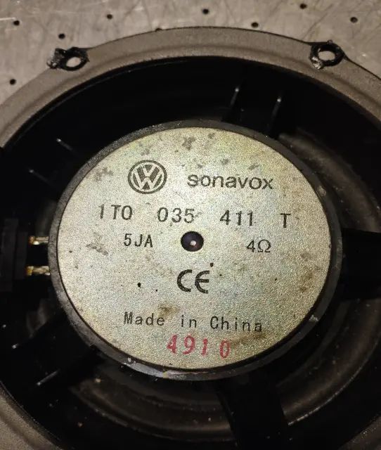 Boxa fata stanga Volkswagen VW Touran 2011