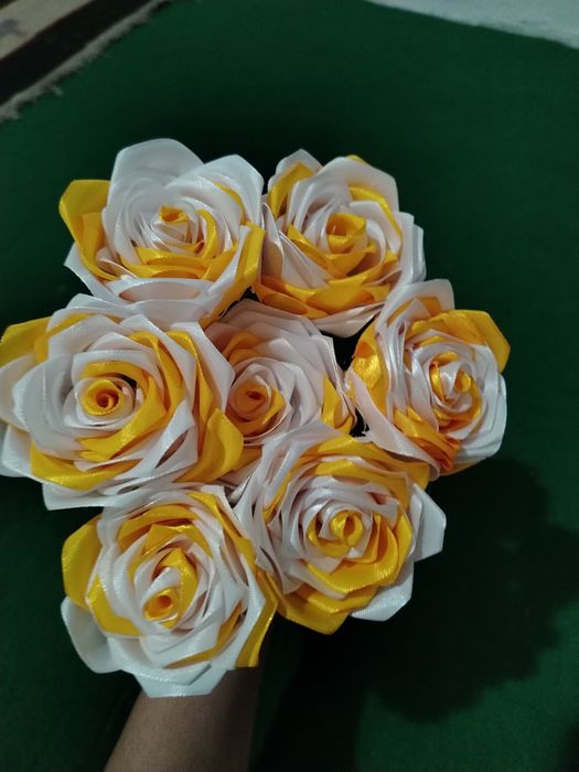 Suniy gullardan buketlar