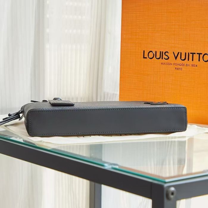 Чанта Louis Vuitton Takeoff Pouch