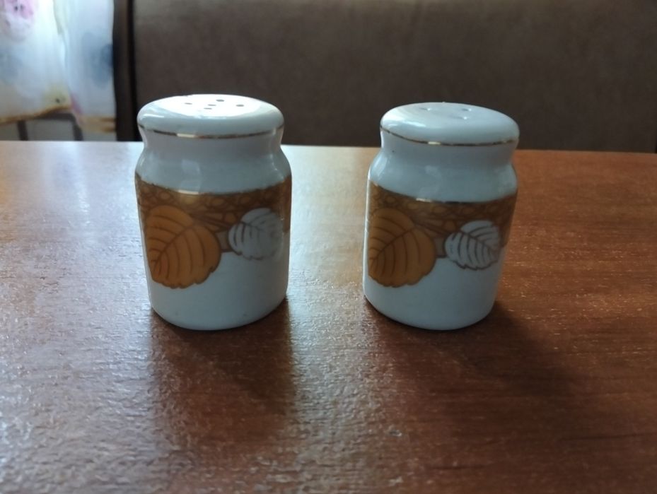 Продам фарфоровые солонку и перечница.