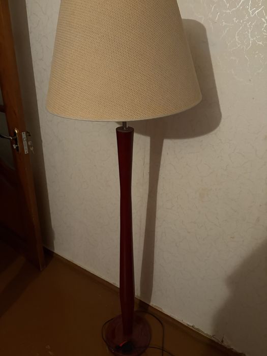 Продаю торшер с абажуром
