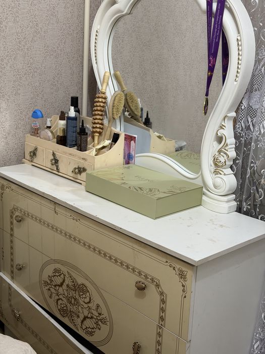 Комод для косметики с зеркалой