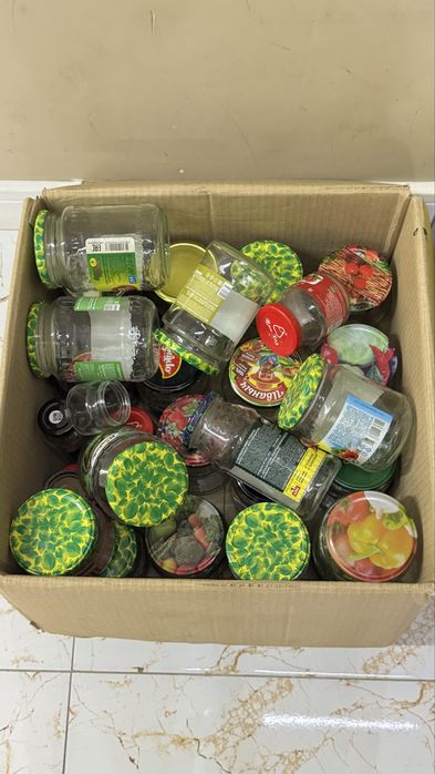 Отдам даром коробку банок