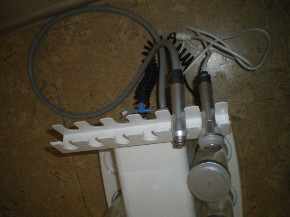 Продавам машина за водно дермабразио, подходяща за начинаещта козметик