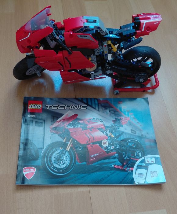 LEGO Technic Ducati Panigale V4 R.LEGO 42107