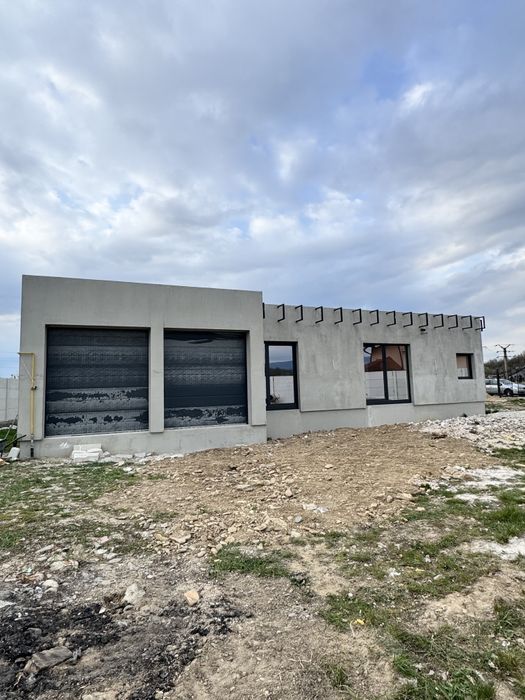 Vand casa parter cu acoperis tip terasa