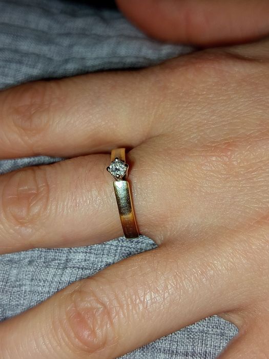Златен пръстен с диамант