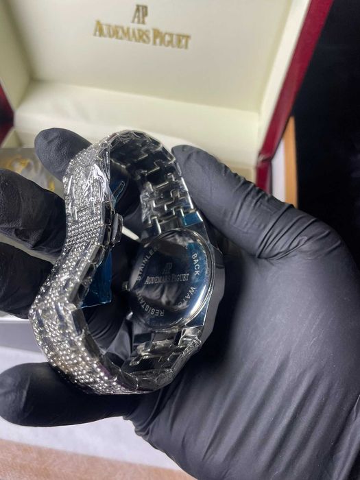 audemars piguet iced out часовник