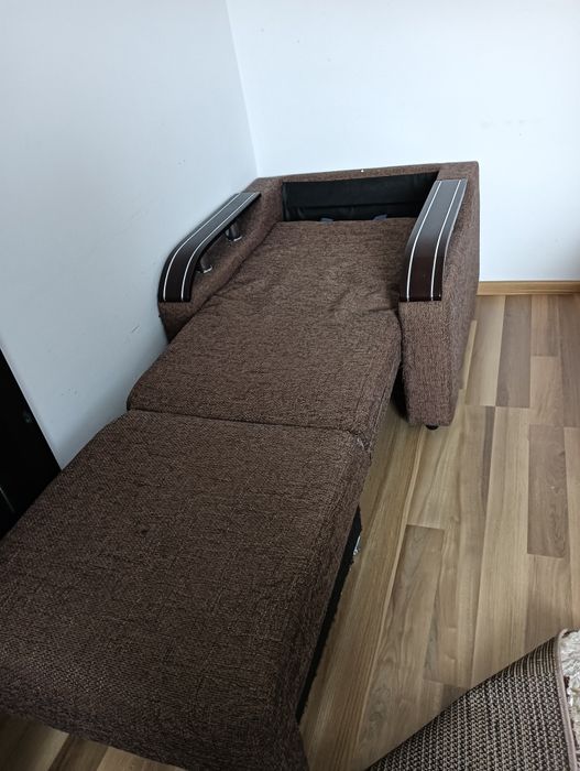 Fotoliu extensibil în stare perfectă culoare maronie 
Nu permitem cu transport