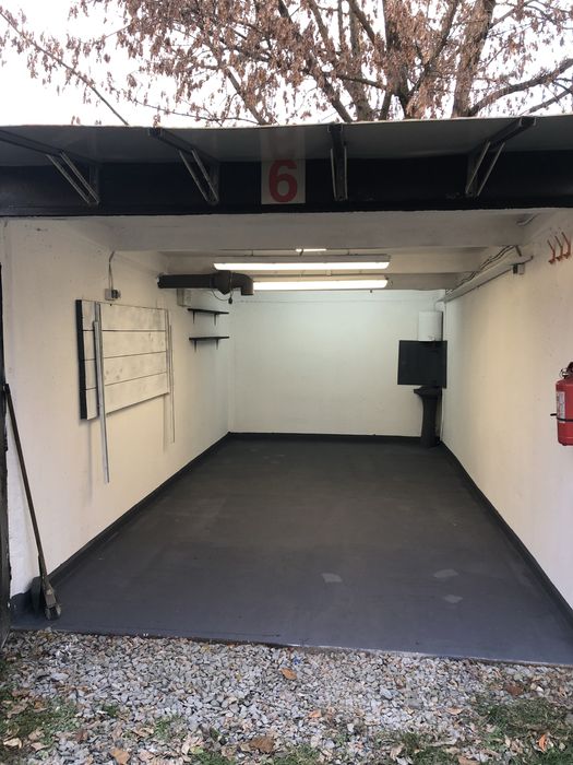 Inchiriez garaj , teren privat