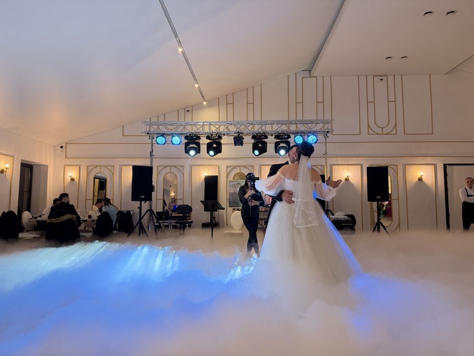 Masina baloane cu fum dansul mirilor *Fum greu *schela de lumini *dj * glob disco *artificii
