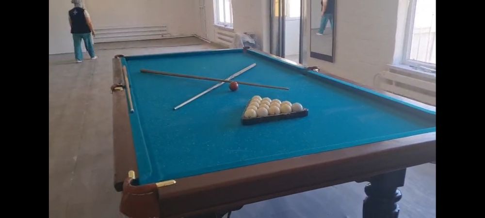 Бильярдный стол .