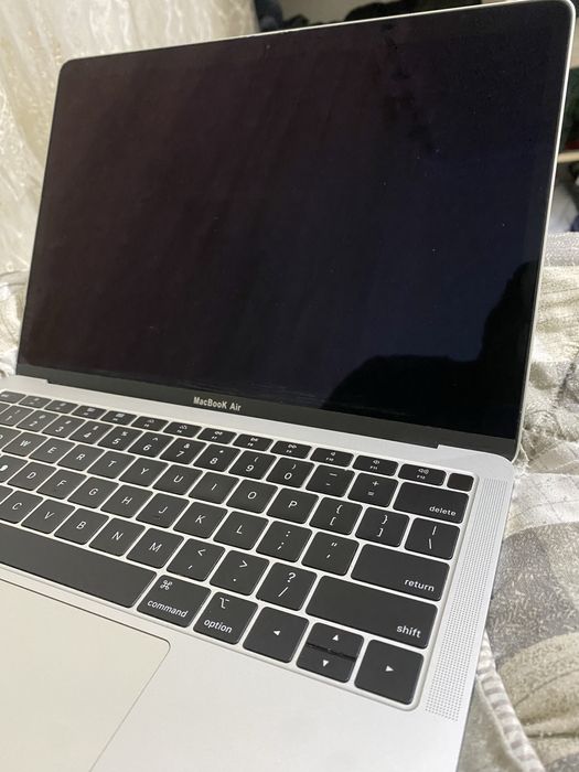 Macbook Air 2019 core i5 Storage 256