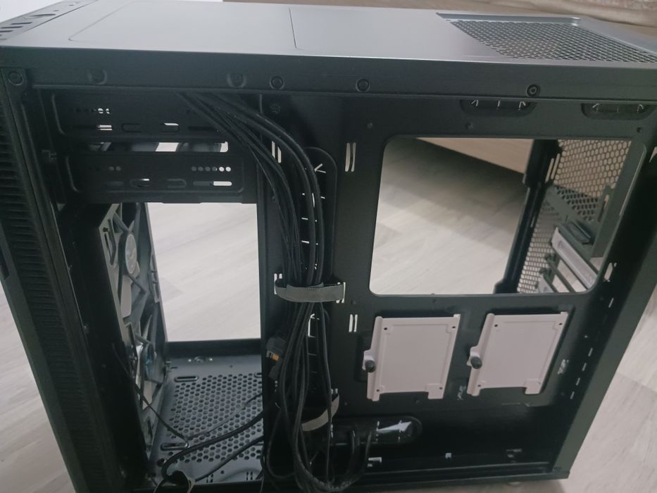 Vând carcasa Fractal Design R5 antifonata cu geam transparent