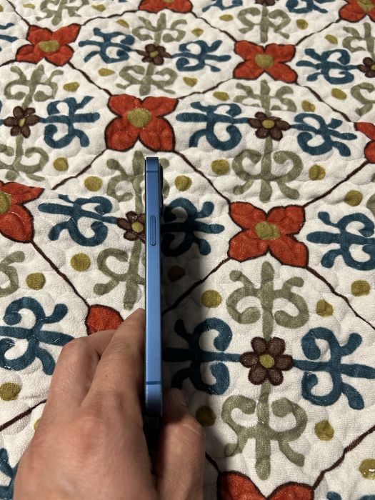 Продам IPhone 13