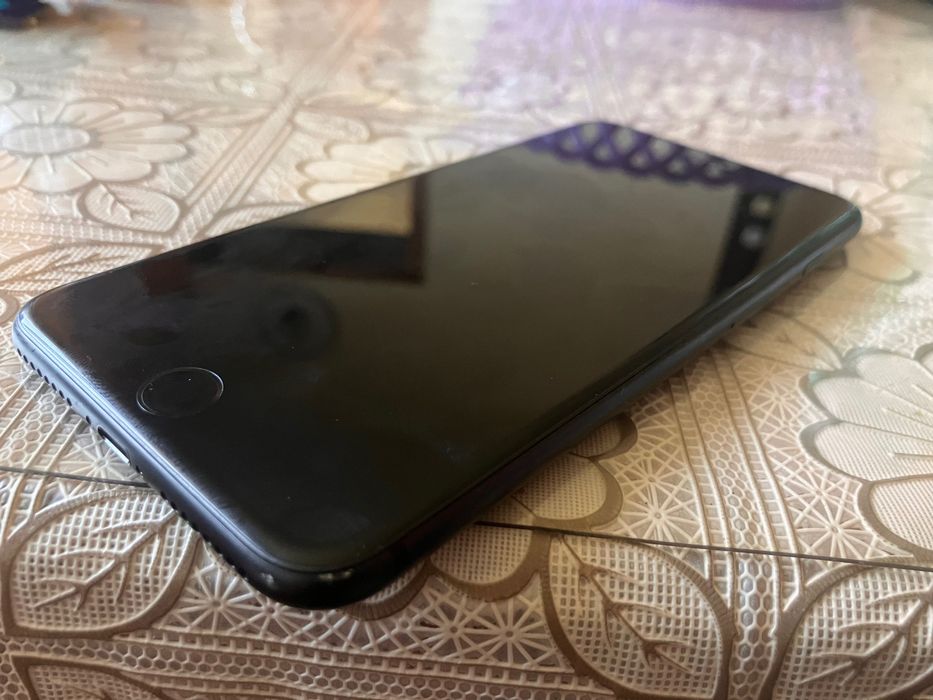 Продавам айфон 7 плюс 32gb