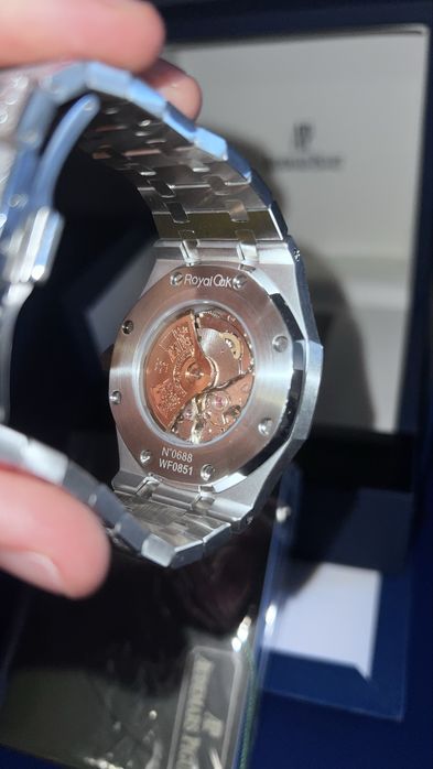 Audemars Piguet Royal Oak Frosted Gold 37mm Automatic Black Dial Часовник