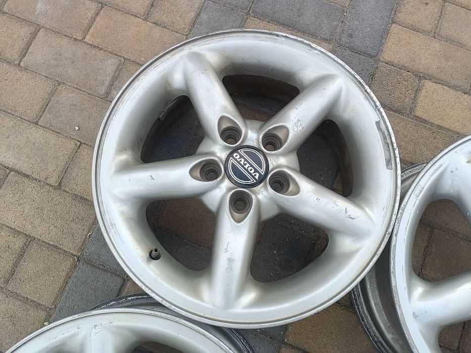 Продам оригинальные легкосплавные диски на Volvo 850.