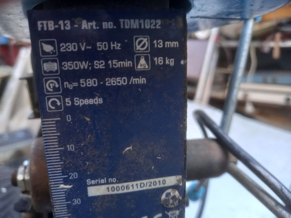 Продавам  настолна бор машина