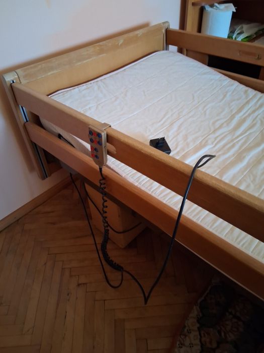 Vând pat de spital electric, și saltea !