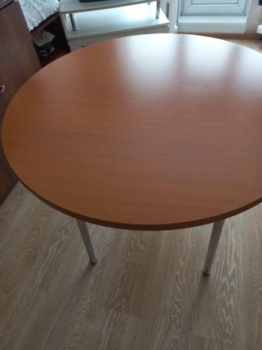 Продам круглый стол