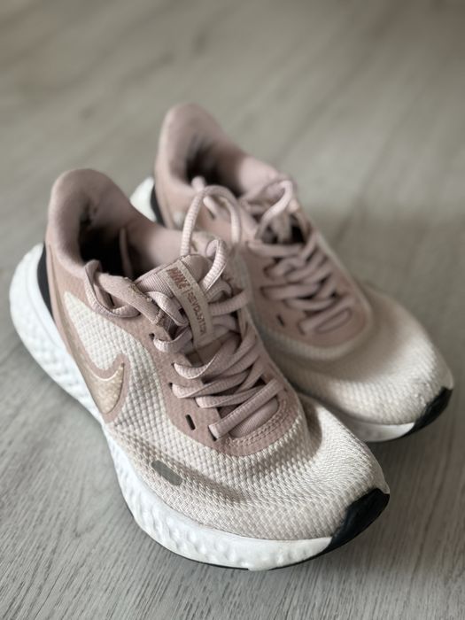 Nike revolution