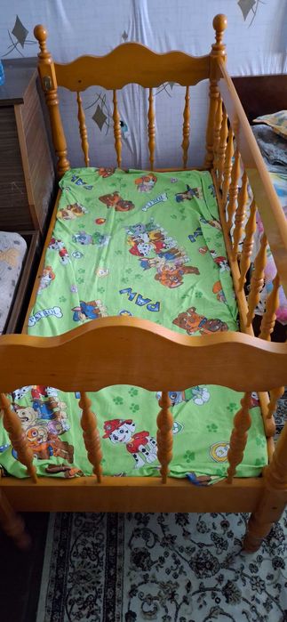 Бебешко дървено креватче с матрак.