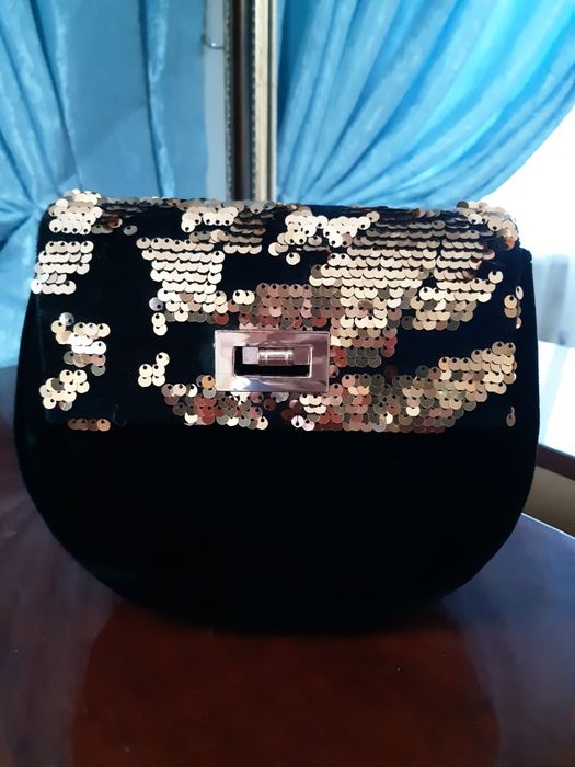 Сумки чёрные и клатч жемчужные