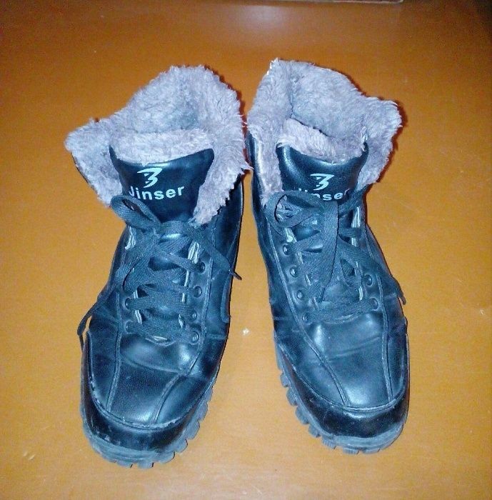 Продаются мужские ботинки