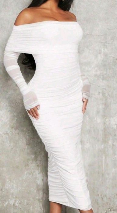 Бяла мрежеста рокля с дълъги ръкави