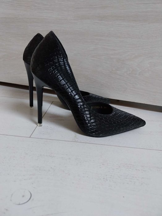 Елегантни черни обувки на висок ток нови