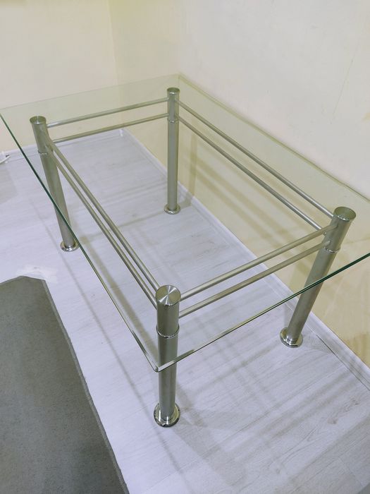 Маса и две табуретки