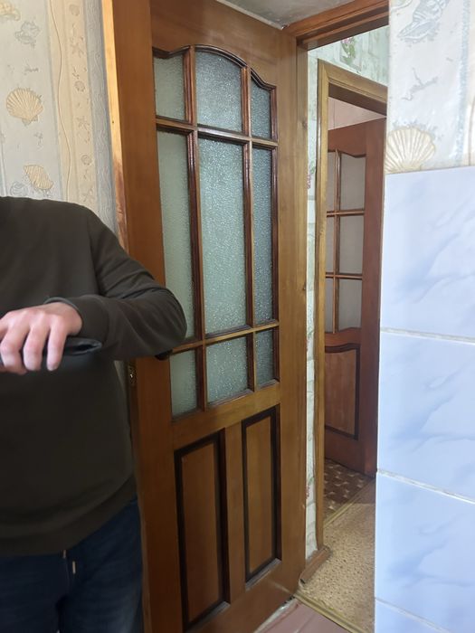 Двери б/у лак натуральное дерево