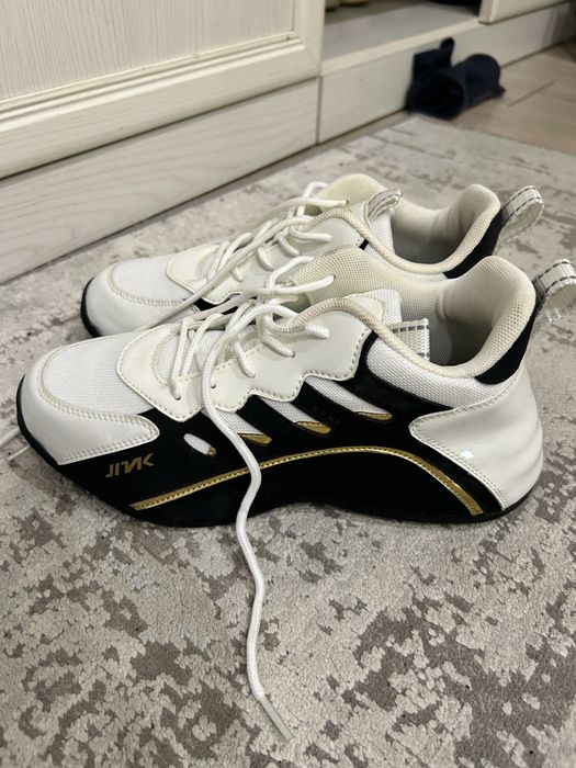 Кроссовки спортивные