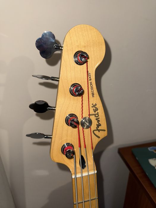 Продам бас Fender Precision