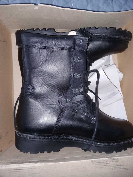 Vand bocanci de armata