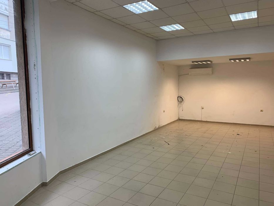 Продавам помещение на комуникативна улица