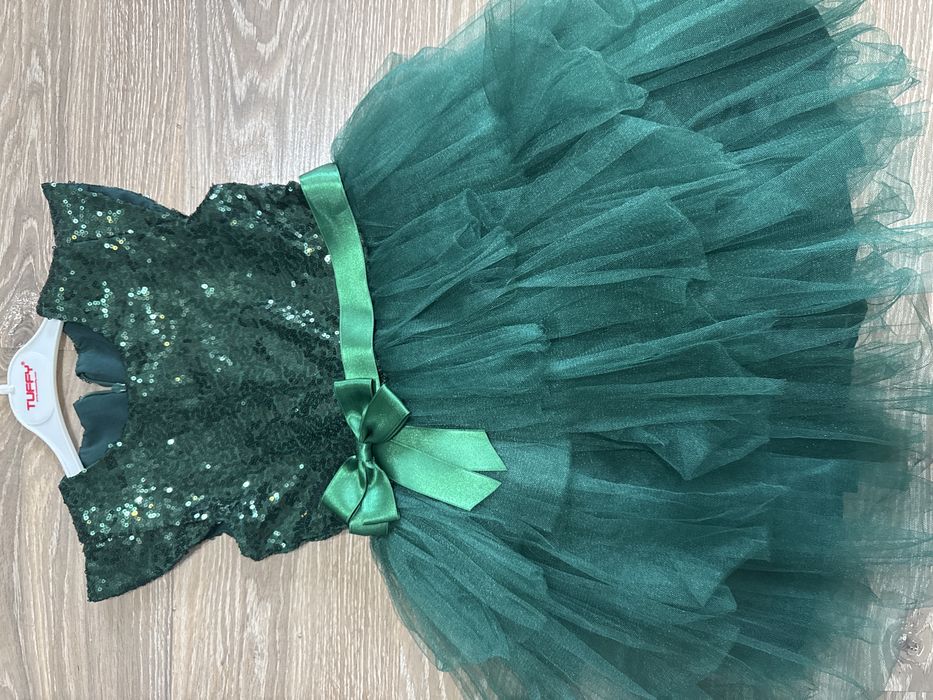 Красивое зеленое платье елочка