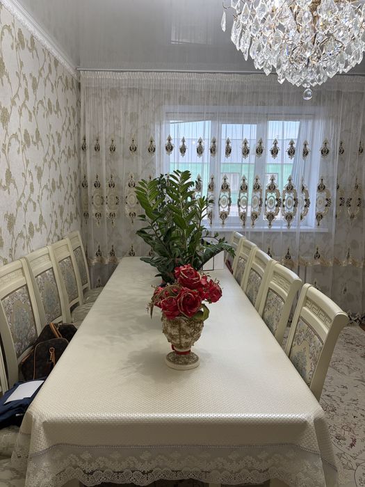 Гостиный стол и стулья