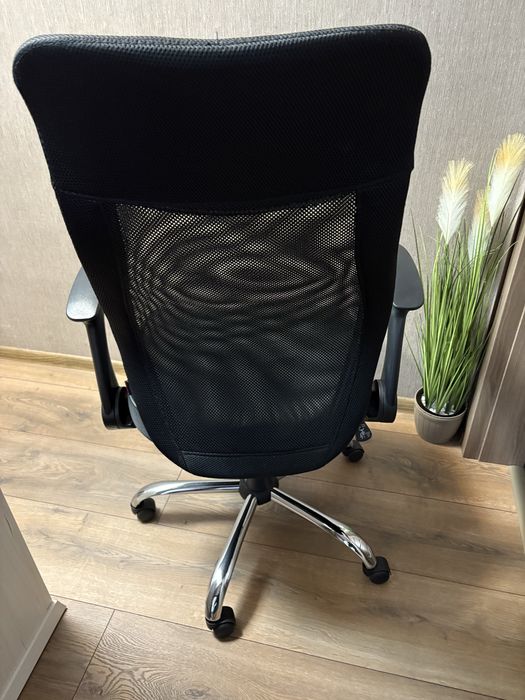 Продавам Офис Стол