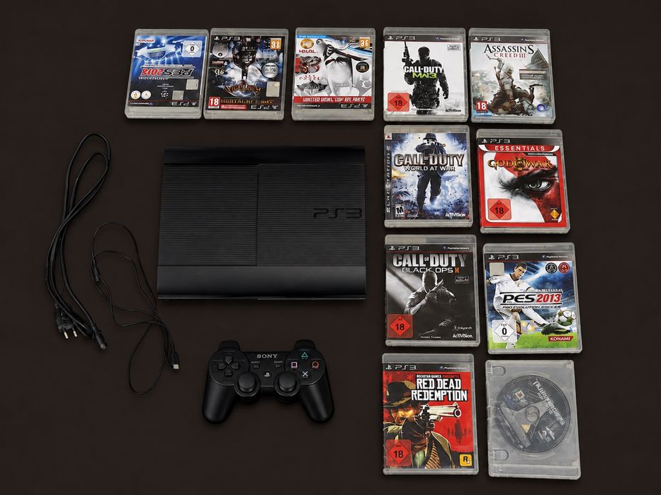 PS3 Super Slim 465GB + 1 controller + încărcător controller + 10 jocuri