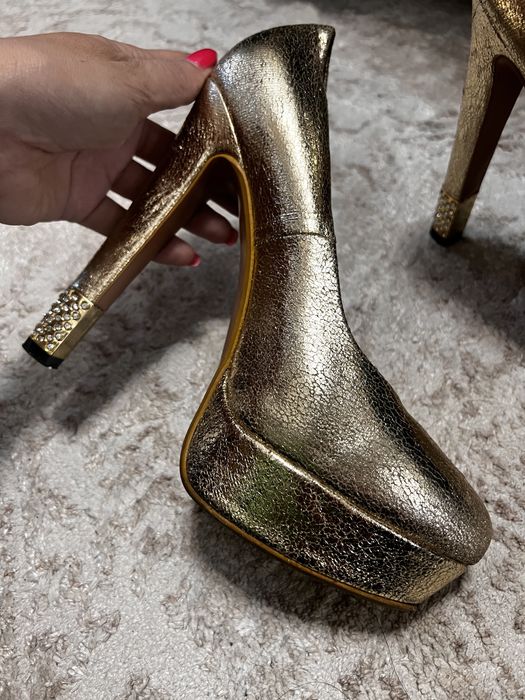 Золотистая обувь 38 р