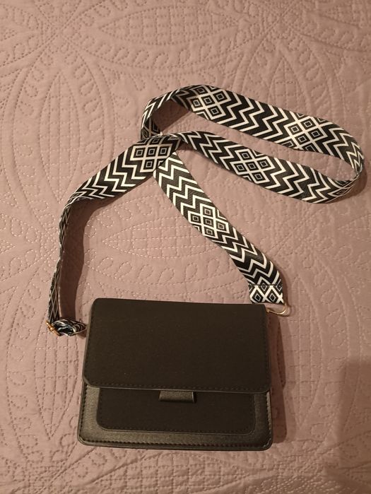 Малка чанта със сваляща се дръжка