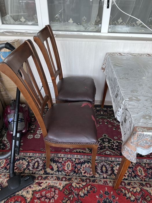 Стулья деревянные.