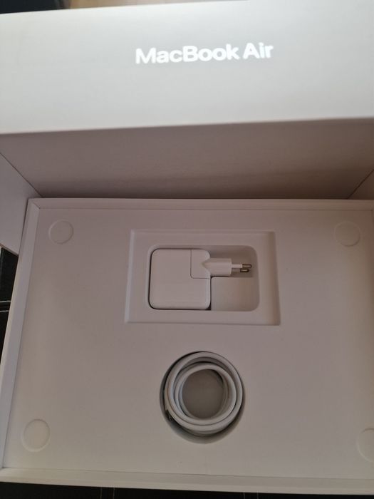 MacBook Air M1 Space Gray (8GB/256GB) – Като НОВ, 52 цикъла, 98% Батерия! Пълен комплект + Magic Mouse + HyperDrive ХъбЦена:539 € за всичко в комплект