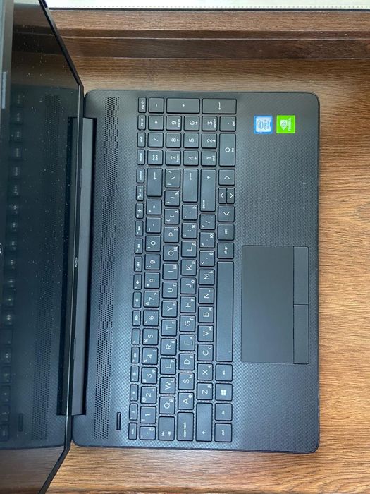 HP Laptop 15-dw0xxx от сети